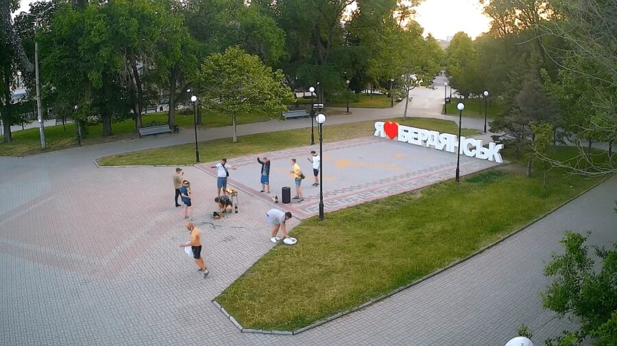 На запорожском курорте веселая компания устроила беспорядок на центральной площади города (ВИДЕО)