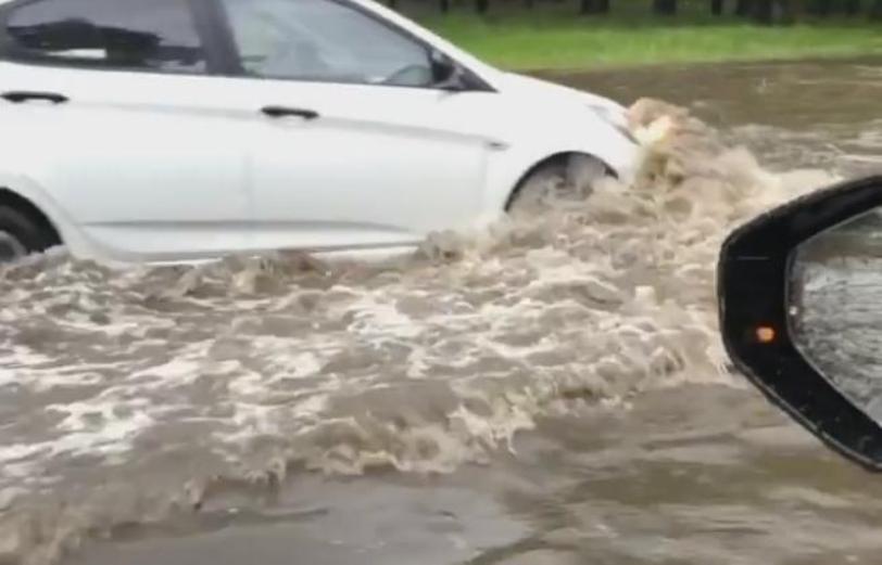 Запорожье снова затопило: автомобили «плывут» по дорогам (ВИДЕО)