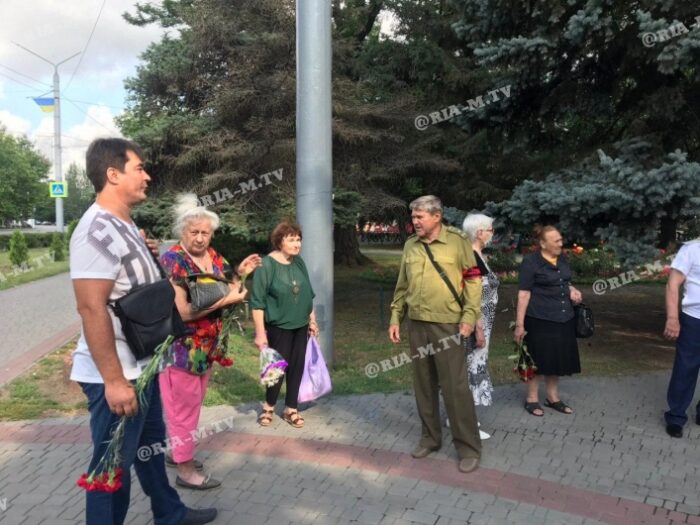 В Запорожской области на улицу вышли люди с советскими флагами (ВИДЕО-ФОТО)