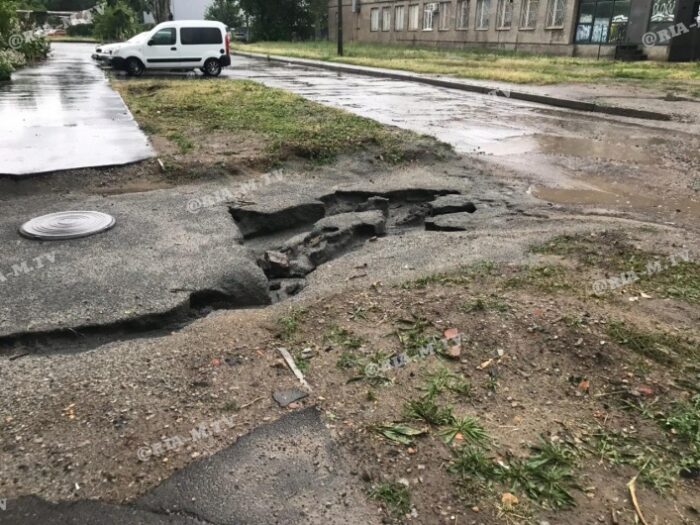 В Запорожской области затопило город: машины застряли в воде (ВИДЕО-ФОТО)