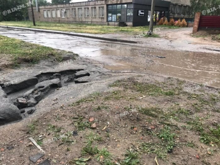 В Запорожской области затопило город: машины застряли в воде (ВИДЕО-ФОТО)