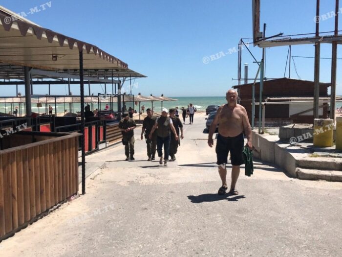 На побережье Азовского моря отдыхающие заметили нацгвардейцев (ФОТО, ВИДЕО)