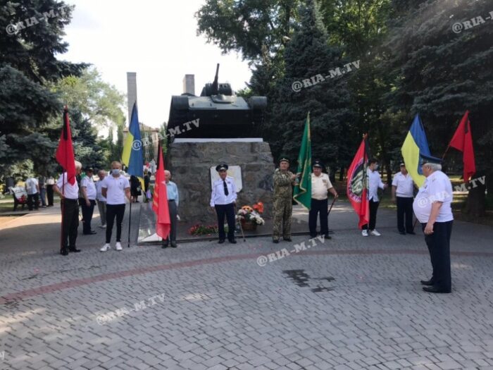 В Запорожской области на улицу вышли люди с советскими флагами (ВИДЕО-ФОТО)