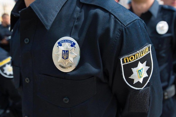 В Запорожской области компания молодых парней избила полицейского за замечание
