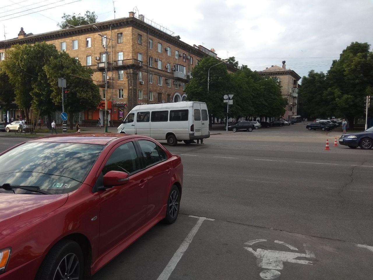 В центре Запорожья произошло ДТП с маршруткой (ФОТО)