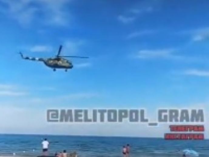 В Кирилловке на пляже заметили низко летающий вертолет (ВИДЕО)