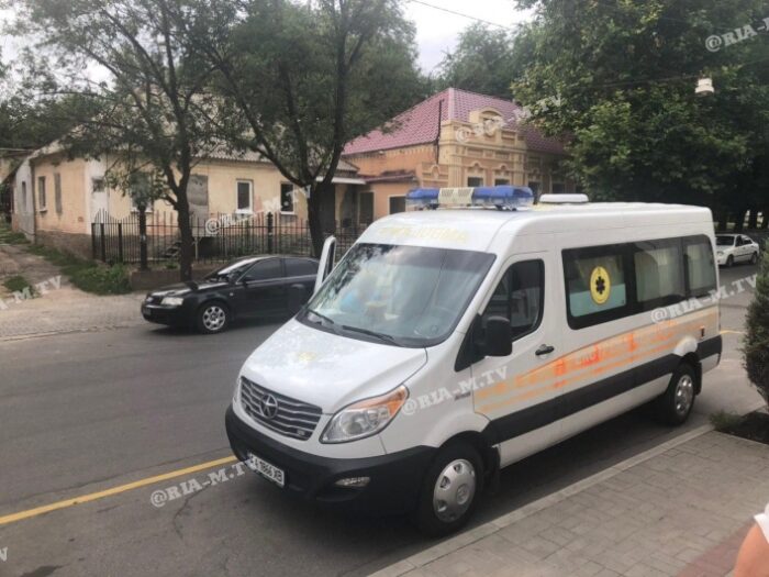 В Запорожской области окровавленный мужчина пришел разбираться в исполком (ВИДЕО-ФОТО)