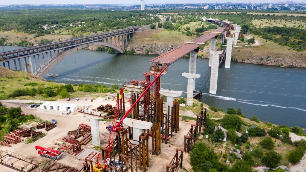 В Запорожье продолжают строить мосты: когда запустят движение (ФОТО)