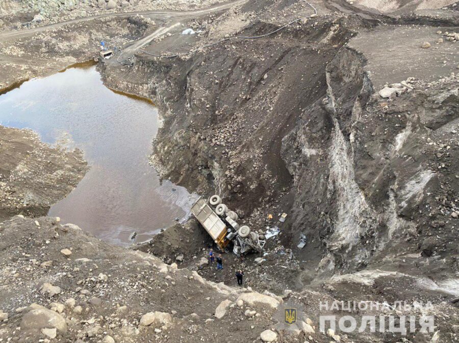 В Запорожье автомобиль сорвался с 25-метровой высоты: подробности