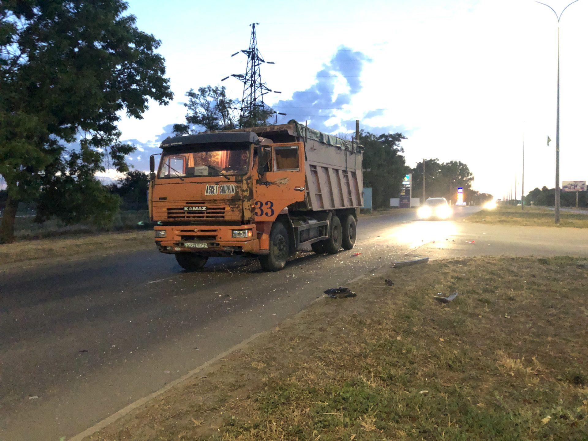 В Запорожской области КаМАЗ протаранил легковушку (ФОТО)