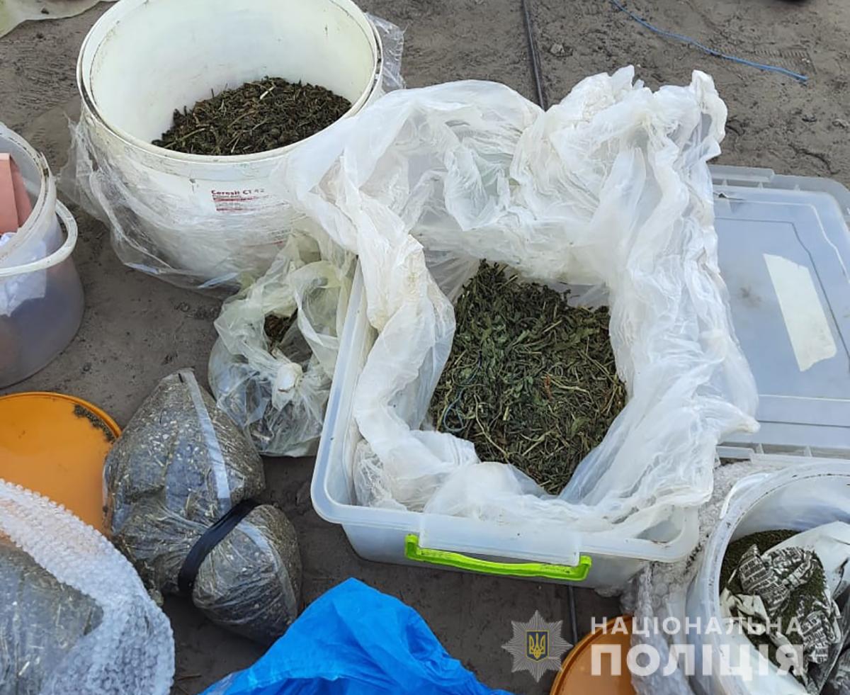 В Запорожской области 72-х летний дедушка хранил килограммы конопли в бидонах (ФОТО)
