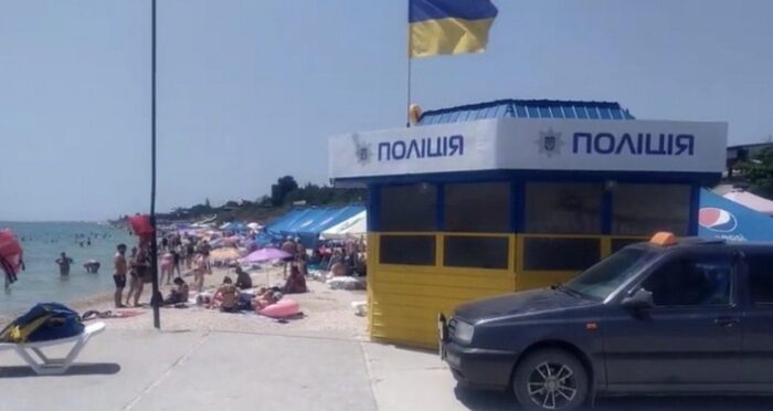 В Кирилловке на центральном пляже заметили полицию (ФОТО)