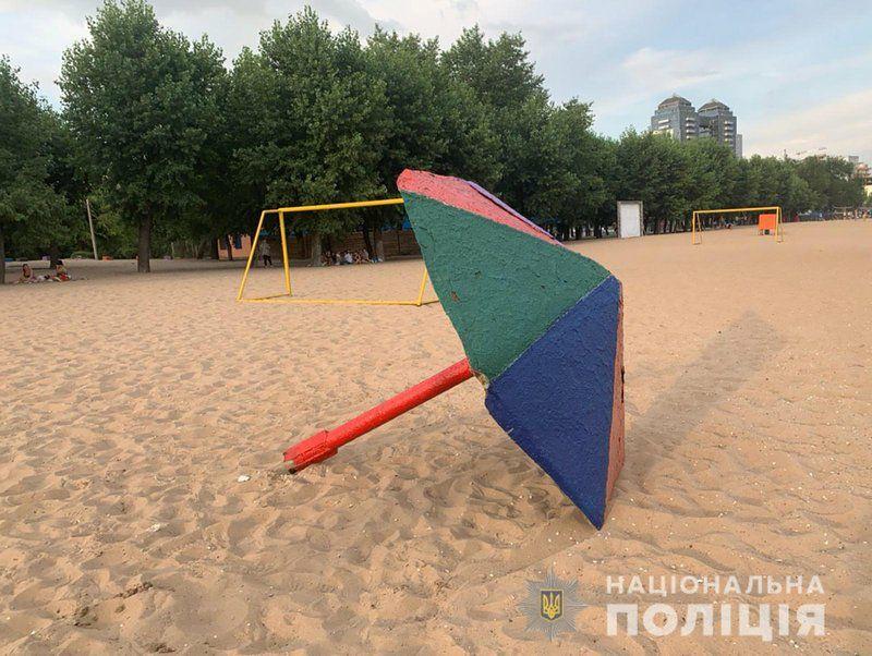 Очередная жертва халатности: в Запорожье на ребенка упал металлический "грибок" на пляже (ФОТО)