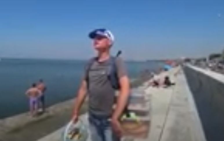 На побережье Азовского моря пляжные торговцы необычно заманивают покупателей (ВИДЕО)
