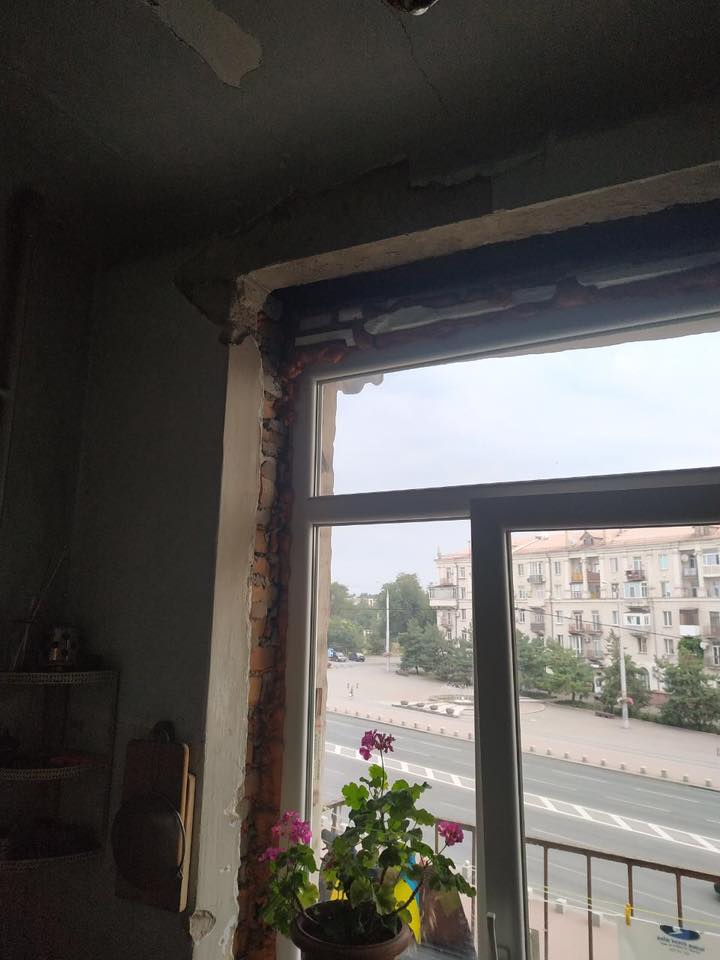 В центре Запорожья над головами горожан рушится старинный дом (ФОТО)