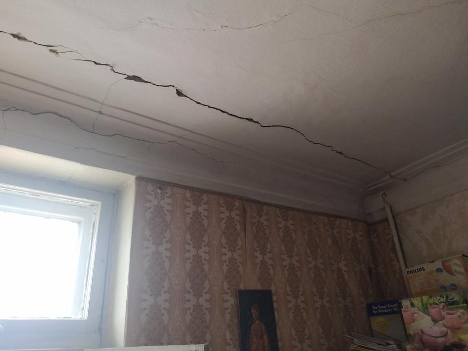 В центре Запорожья над головами горожан рушится старинный дом (ФОТО)
