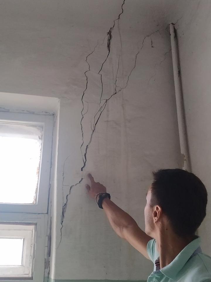 В центре Запорожья над головами горожан рушится старинный дом (ФОТО)