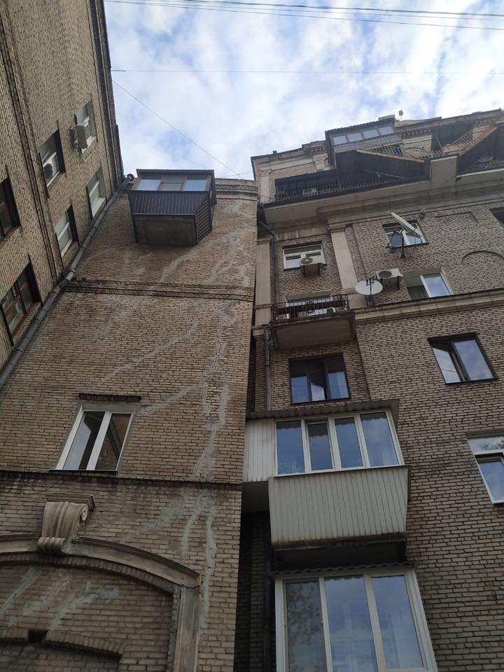 В центре Запорожья над головами горожан рушится старинный дом (ФОТО)