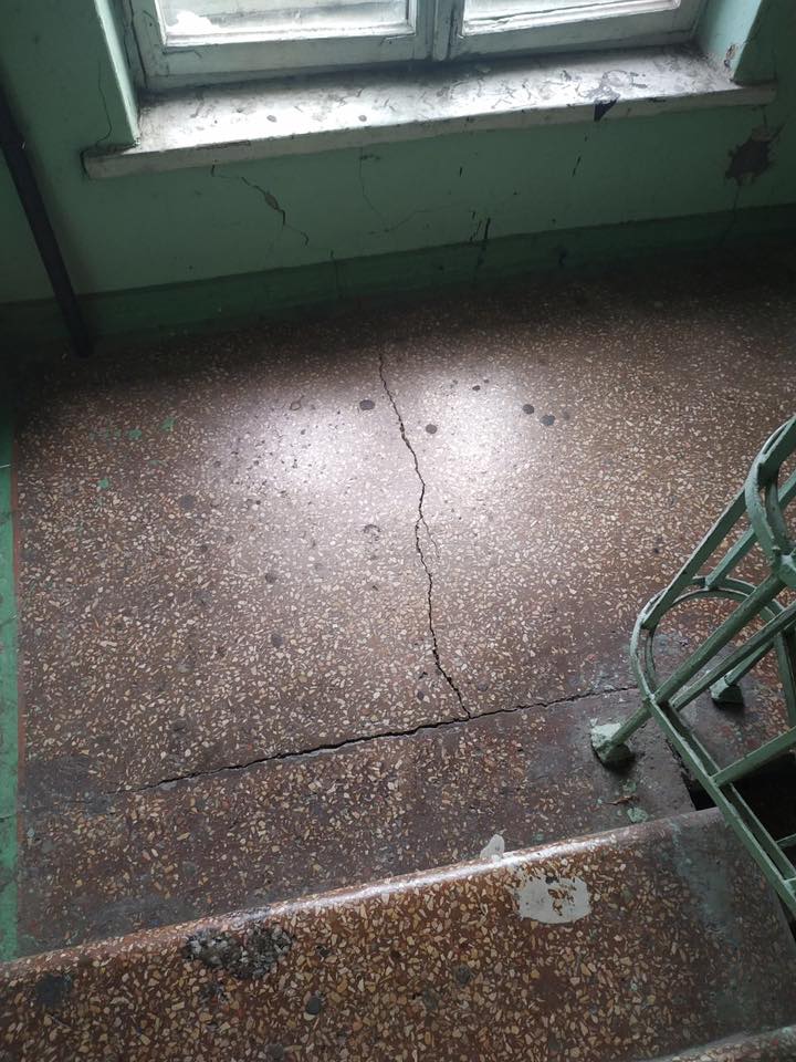 В центре Запорожья над головами горожан рушится старинный дом (ФОТО)