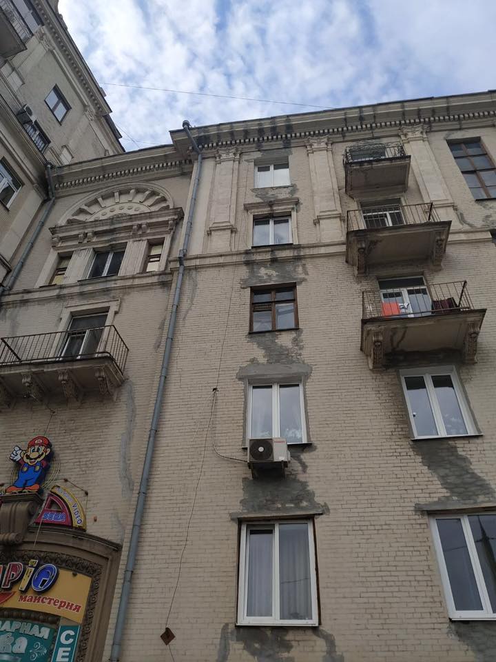 В центре Запорожья над головами горожан рушится старинный дом (ФОТО)