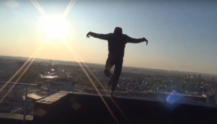 В Запорожской области подростки по-взрослому веселились на крыше многоэтажки (ВИДЕО)