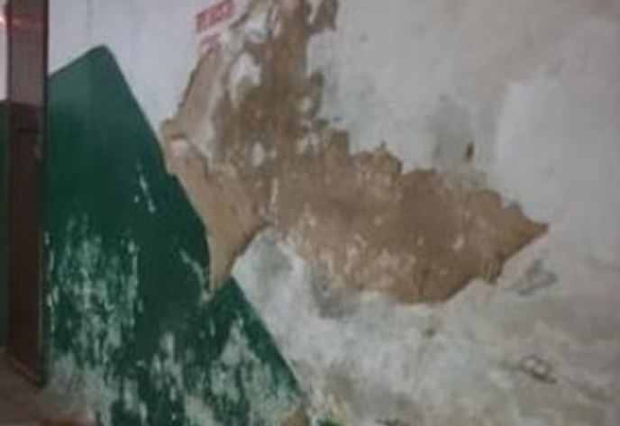 В Запорожской области над головами горожан рушится жилой дом (ФОТО)