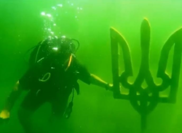 Десятки метров под водой: запорожские водолазы открыли необычную экспозицию на дне карьера (ВИДЕО)