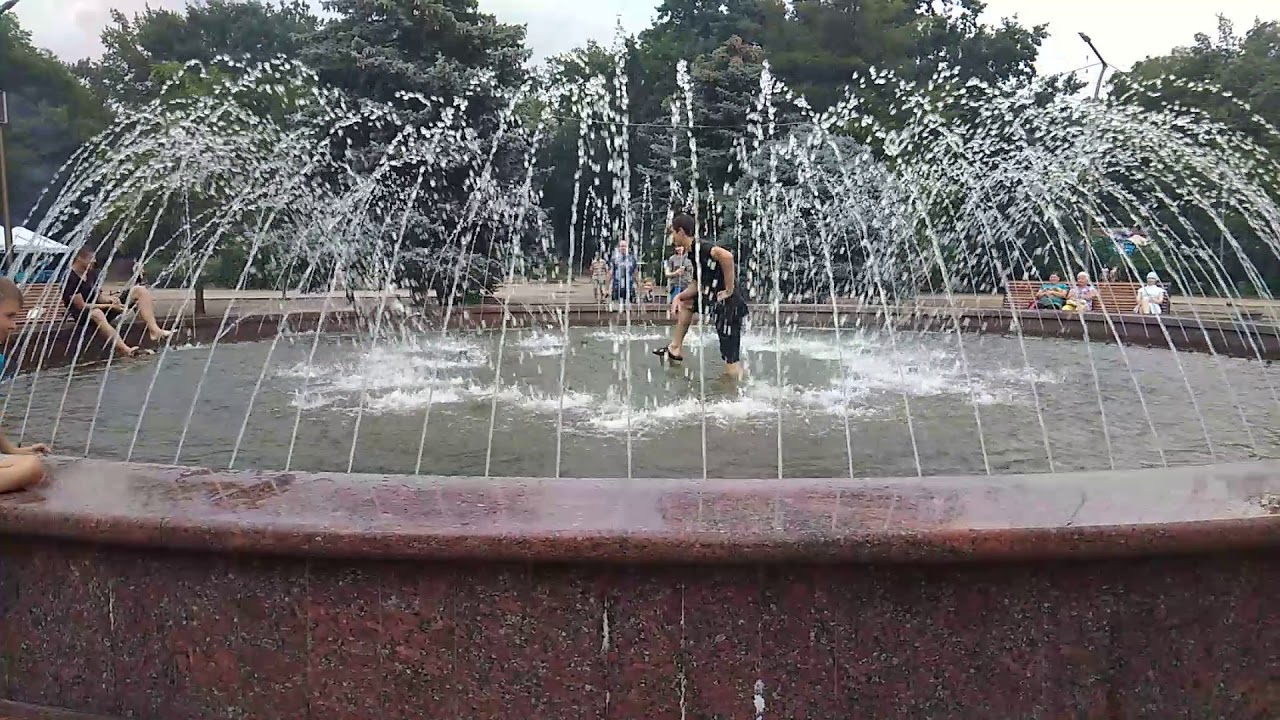 В Запорожской области женщина превратила фонтан в общественный душ (ВИДЕО)