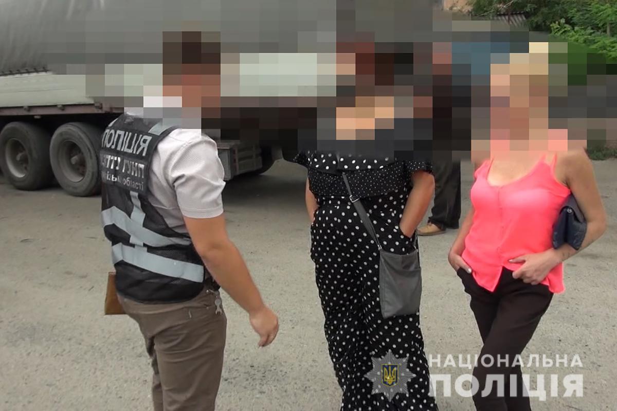 В Запорожье полицейские на трассе поймали проституток (ФОТО)