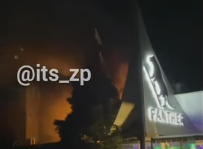 В Запорожье на набережной горело популярное кафе (ВИДЕО)