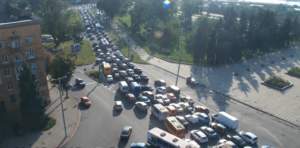 Транспортный коллапс в Запорожье: на плотине ДнепроГЭС образовалась огромная пробка и "остановила" город (ВИДЕО)