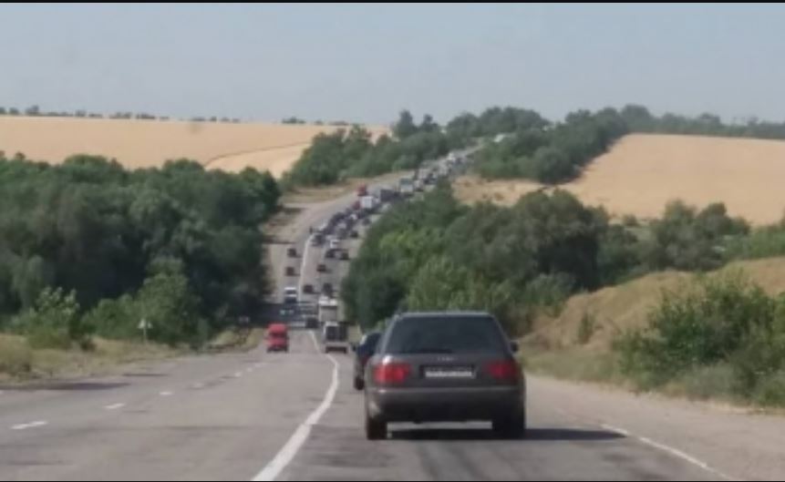 Житель Запорожья предупредил водителей об опасностях на дороге к морю