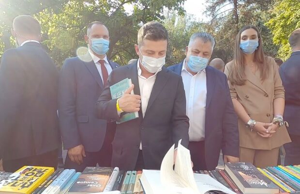 В Запорожье президент Украины купил книгу российского издательства (ФОТО)