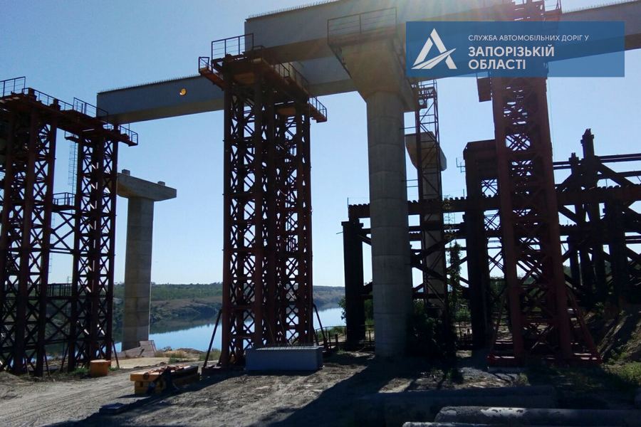 В Запорожье активно продолжают строить мосты: как продвигается процесс (ФОТО)