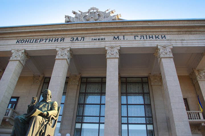 Опасные развлечения: в Запорожье подросток устроил танцы на памятнике (ФОТО)