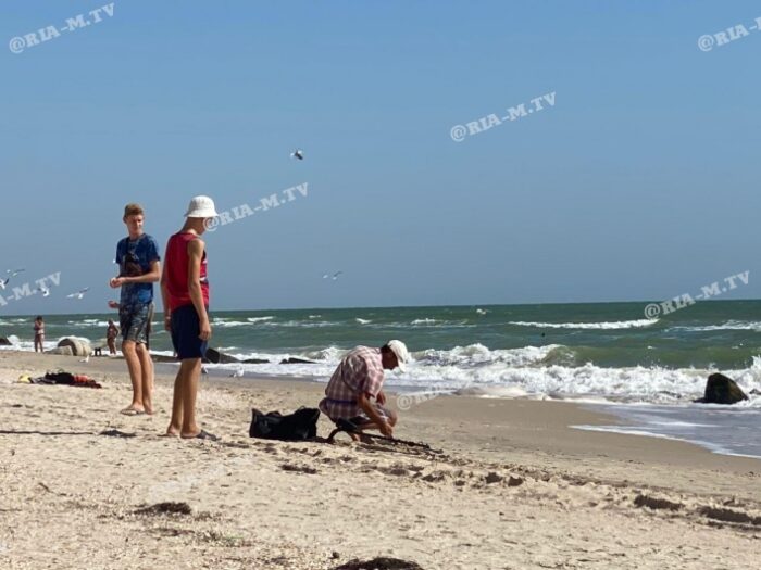 В курортной Кирилловке отдыхающие заметили мужчину за необычным занятием (ВИДЕО)
