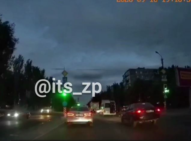 В Запорожье из маршрутки на полном ходу выпал пассажир: ВИДЕО момента происшествия