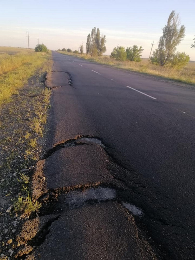 На запорожской трассе к морю асфальт «вскрылся» сразу после ремонта (ФОТОФАКТ)