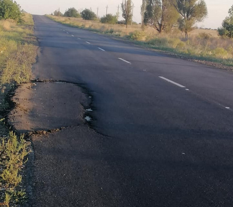 На запорожской трассе к морю асфальт «вскрылся» сразу после ремонта (ФОТОФАКТ)