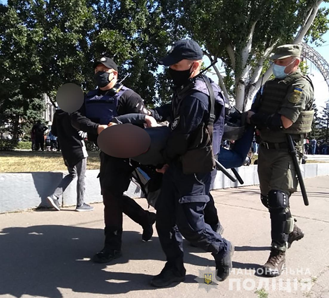 Яйца, петарды и пистолет: в Запорожье на ЛГБТ-акции произошли потасовки (ФОТО)