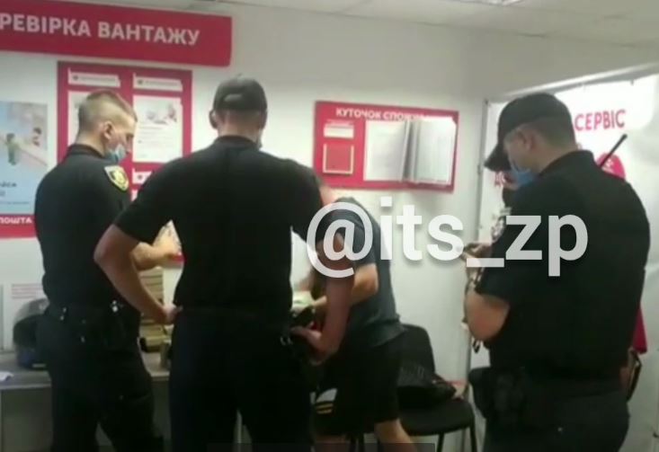В Запорожье полицейские проверяли посылки в отделении Новой почты: подробности и ВИДЕО