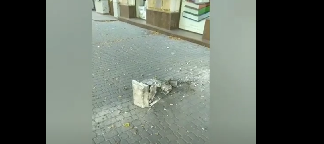 В Запорожье на проспекте Соборном обрушилась часть балкона с многоэтажки (ВИДЕО)