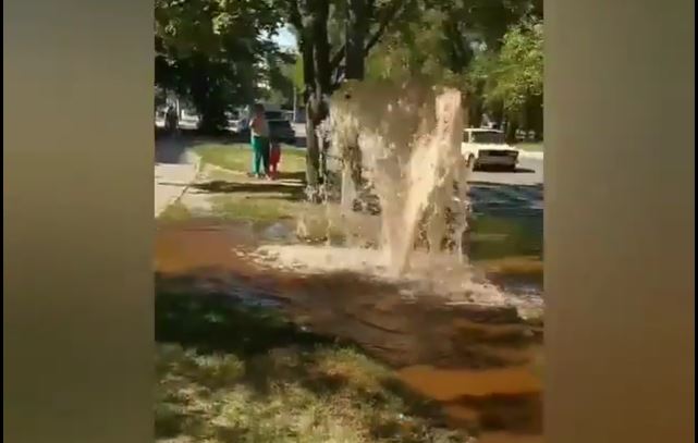 В Запорожье на Осипенковском прорвало асфальт (ВИДЕО)
