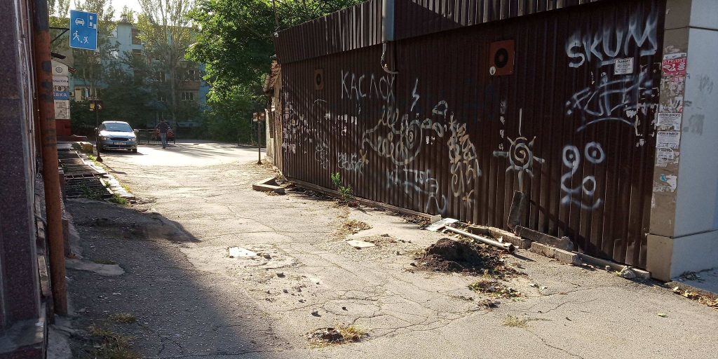 В центре Запорожья разъяренный мужчина покусал полицейских (ВИДЕО)