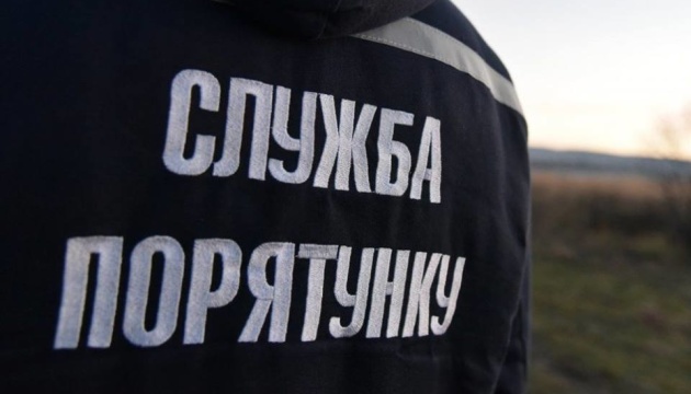 По грудь засыпало землей: в Запорожье женщина провалилась под землю