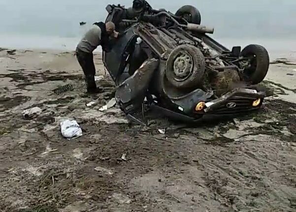 На запорожском курорте автомобиль слетел с обрыва: появились подробности