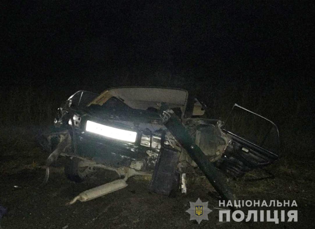 На трассе под Запорожьем в результате аварии разорвало легковушку: есть погибшие (ФОТО)