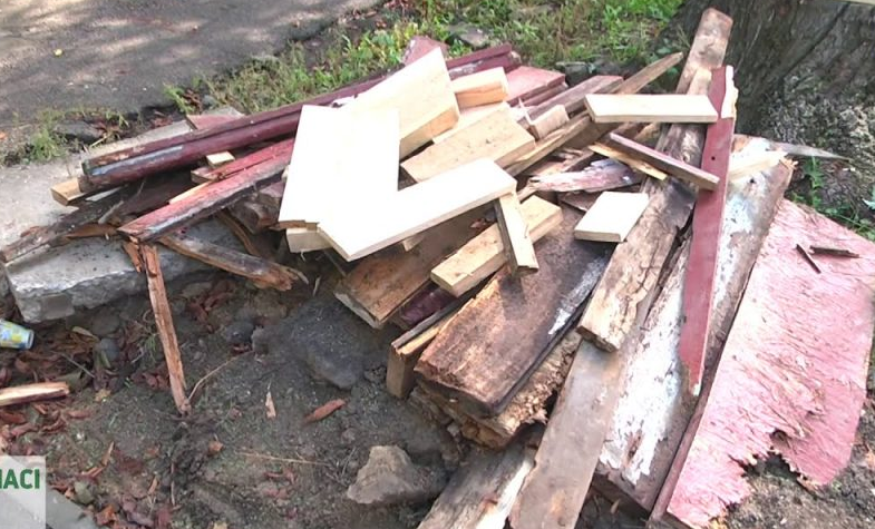 В Запорожье в жилом доме рухнула лестница: подробности и ВИДЕО