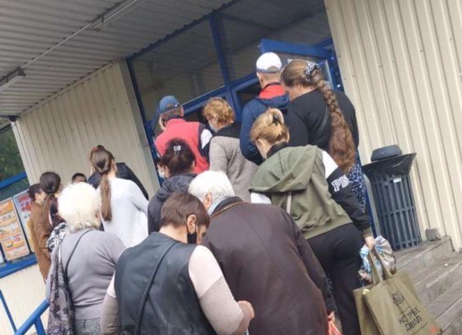 Жители Запорожской области устроили очередь в супермаркет: пускают по два человека (ФОТОФАКТ)