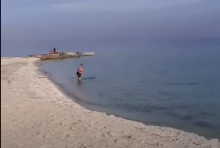 На пляже запорожского курорта снова заметили отдыхающих (ВИДЕО)